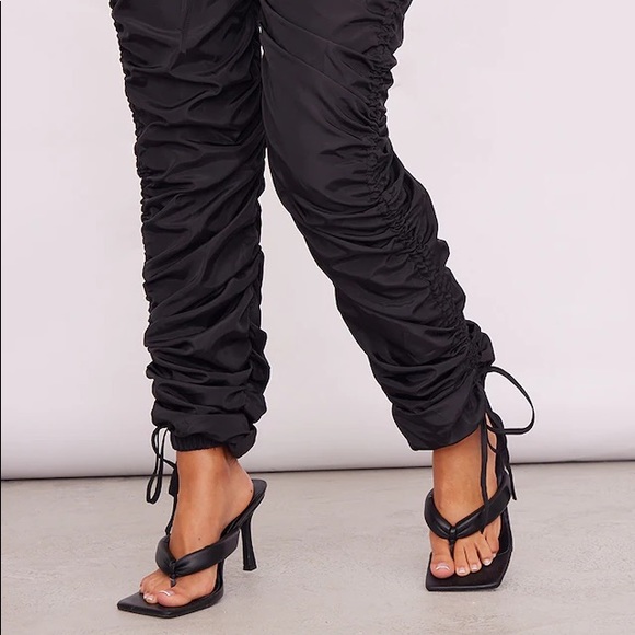 Pretty Little Thing Petite Black Ruched Cargo Pants - Picture 4 of 5